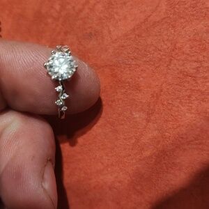 Size 6 1ct Ring With Vine Band.